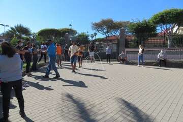 Protesta de los trabajadores del Paco Artiles y encuentro al aire libre con el alcalde en Arnao/TA.